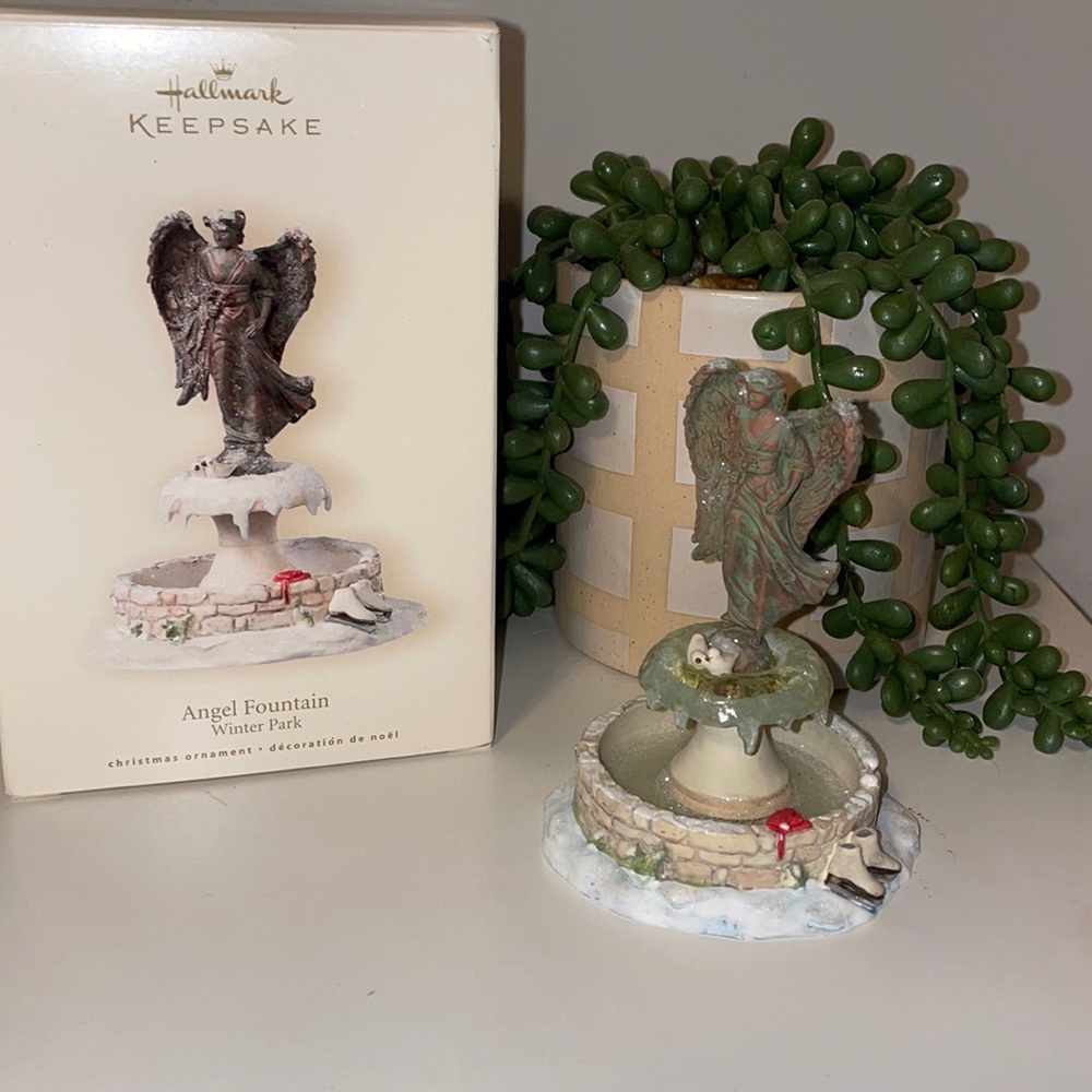 🎄EUC Hallmark Angel Fountain Winter Park Collection